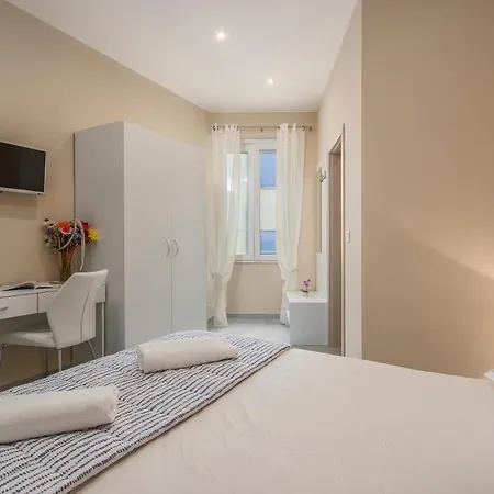 לינה וארוחת בוקר Roberto 3*